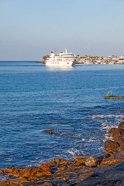 ferry de timanfaya de volcan de armas caminha para o porto - harbor editorial industrial ship container ship imagens e fotografias de stock