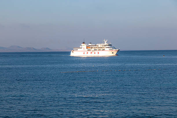 ferry de timanfaya de volcan de armas caminha para o porto - harbor editorial industrial ship container ship imagens e fotografias de stock