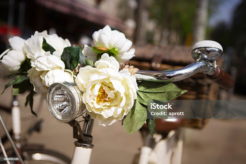 Estilo Retro bicicleta com flores artificiais na pega da barra - Royalty-free Ao Ar Livre Foto de stock