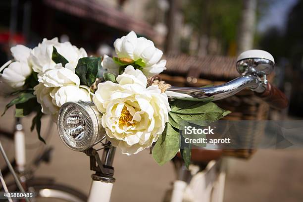 Estilo Retro Bicicleta Com Flores Artificiais Na Pega Da Barra - Fotografias de stock e mais imagens de Ao Ar Livre