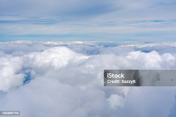 Vista Aérea De Las Nubes Y El Cielo Foto de stock y más banco de imágenes de Abstracto - Abstracto, Aire libre, Azul