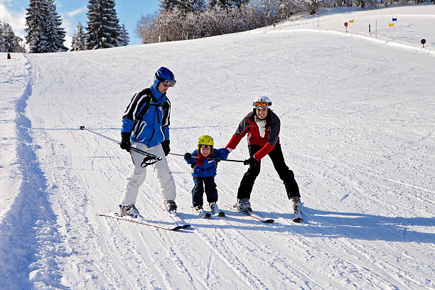 hermosa joven madre, padre y su niño pequeño niño - ski resort austria village winter fotografías e imágenes de stock