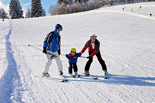 아름다운 젊은 엄마, 아빠 및 어린이 남자아이 - tirol winter nature landscape 뉴스 사진 이미지