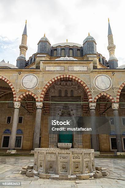 Mezquita De Arquitectura Clásica Otomana Foto de stock y más banco de imágenes de Aire libre - Aire libre, Arquitectura, Arquitectura exterior