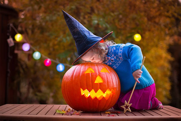 niños calabaza en halloween escultura - halloween pumpkin party carving fotografías e imágenes de stock