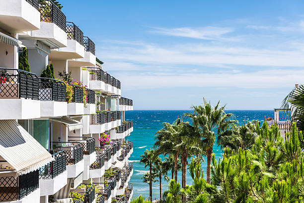 apartamentos en la costa del sol, españa - apartment architecture contemporary beach fotografías e imágenes de stock