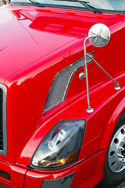 czerwony pół ciężarówki kaptur, czołowa, lustro i koła - hood car headlight bumper zdjęcia i obrazy z banku zdjęć