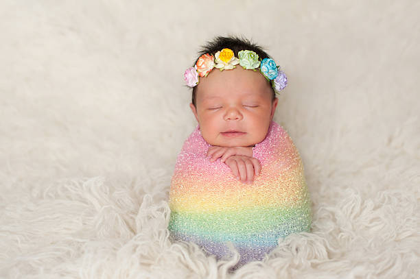 新生児の女の子、レインボーカラーの swaddle - baby people headband portrait ストックフォトと画像