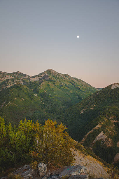 zielonych gór skalistych z moon - provo zdjęcia i obrazy z banku zdjęć