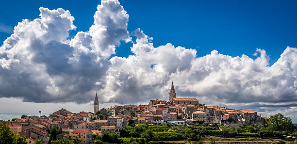 ザヒル街の buje ,クロアチア - town village hill panoramic ストックフォトと画像