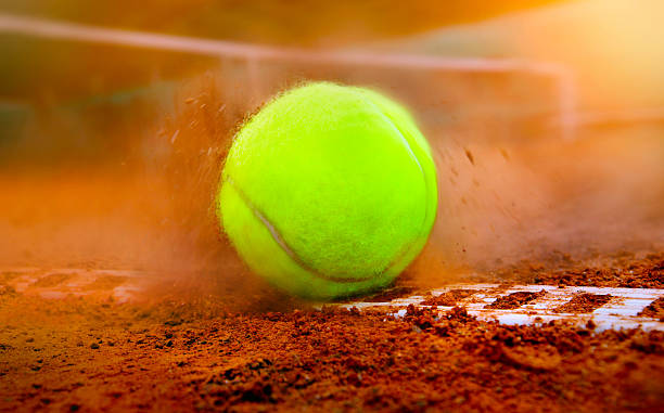 Palla da tennis su un campo da tennis - foto stock