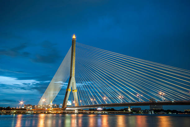 rama 8 ponte, rio chao phraya, em bangkok, tailândia - bridge bangkok suspension bridge river - fotografias e filmes do acervo