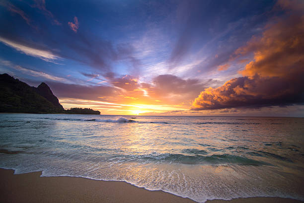 istock Hawaiian Sunset at Tunnels Beach, Kauai, Hawaii 485893794