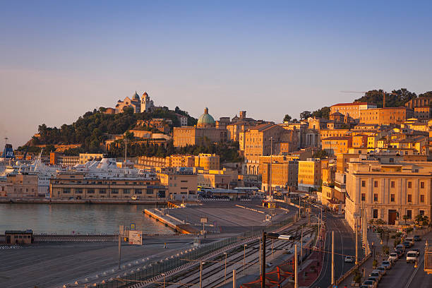 vue sur le port et le centre-ville d'ancône (ancona), italie - ferry terminal photos et images de collection