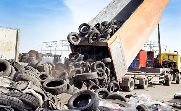 tire la industria de reciclaje - tire old rubber heap fotografías e imágenes de stock