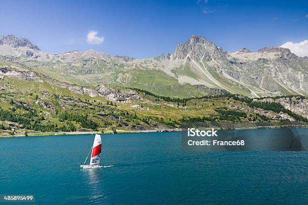 Desportista Com O Catamarã Na Água Do Lago De Sils - Fotografias de stock e mais imagens de Alpes Europeus - Alpes Europeus, Alpes de Engadine, Ao Ar Livre