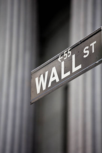 ウォールストリートマンハッタンのダウンタウンにあるニューヨーク市の金融街 - wall street sign ストックフォトと画像