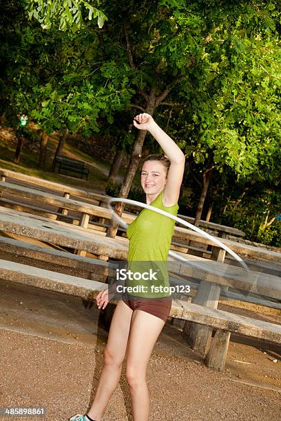 Foto de Adolescente Exercícios Com Com Bambolê No Parque Local e mais fotos de stock de 14-15 Anos