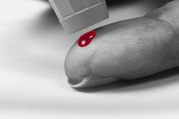 glucose niveau analyse de sang - meter diabetes blood scrutiny photos et images de collection
