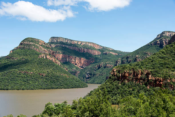 ドラケンスバーグ山地南アフリカで、湖 - sentinal ストックフォトと画像