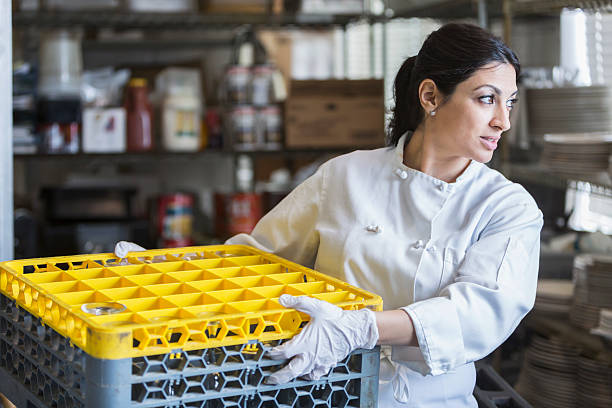 donna che lavora in cucina commerciale - service occupation candid small business carrying foto e immagini stock