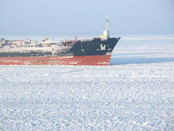 istock Ship on the Frosted Sea 485908130