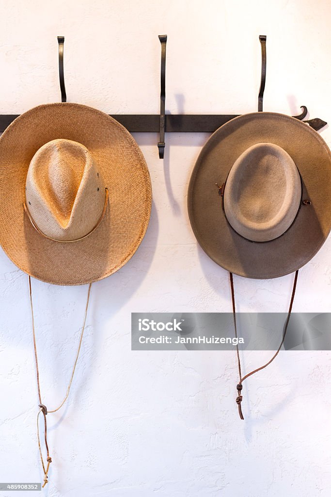 Due Western Cappelli Appendi Su Rack Contro Bianco Intonaco Parete -  Fotografie stock e altre immagini di Cappello da cowboy - iStock
