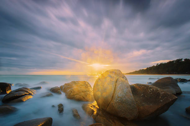 istock Light ray and bokeh beautiful in seascape. 485911018