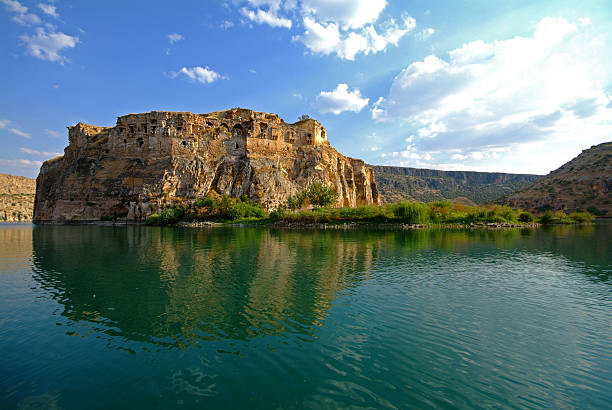 Rumkale and Firat River Old ruins of a castle from 12th century on the Firat River in Halfeti, Gaziantep, Turkey rumkale stock pictures, royalty-free photos & images