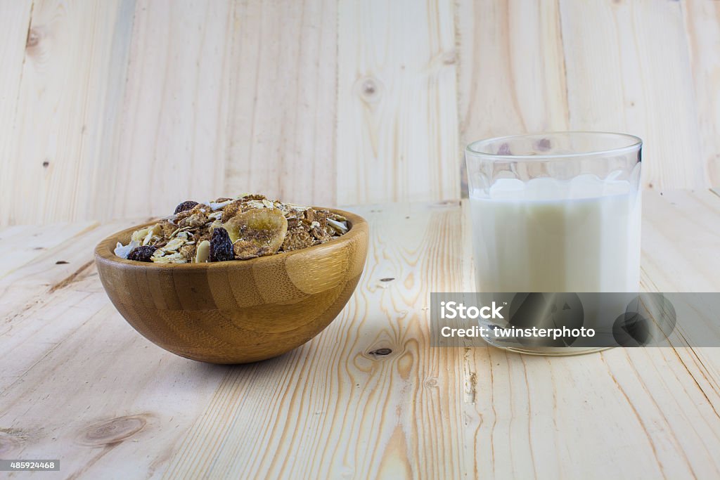 Muesli e um copo de leite na mesa de madeira - Foto de stock de 2015 royalty-free