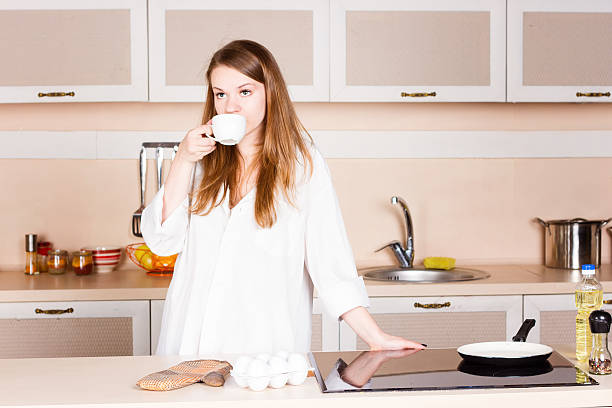 istock Girl in the kitchen 485925130