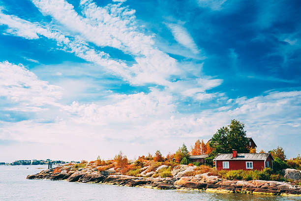 pier, hafen und quay, island in der nähe von helsinki, finnland. - finnischer meerbusen stock-fotos und bilder