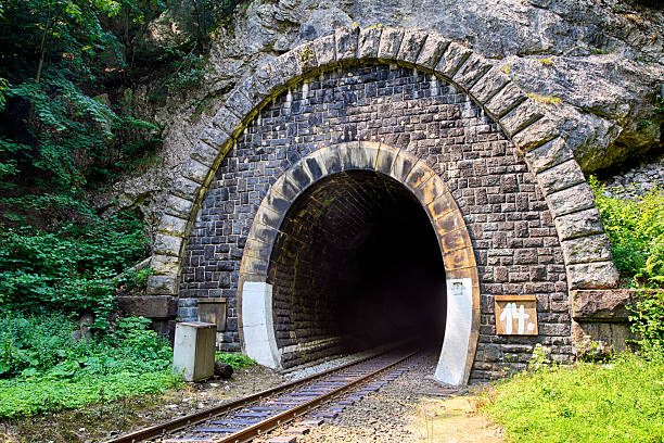 túnel de tren-harmanec, eslovaquia - train tunnel fotografías e imágenes de stock