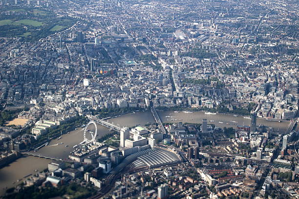 空から見たロンドン、ロンドンの目 - london england thames river millennium wheel aerial view ストックフォトと画像