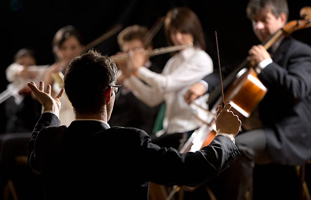 dirigir orquesta sinfónica de conductor - orquesta sinfónica fotografías e imágenes de stock