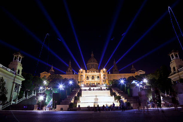 nuit de la ville de barcelone, en espagne - mnac photos et images de collection