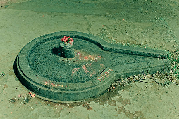 shivalinga no shri bhiravnath templo de shiva em kikli lord - shivalinga - fotografias e filmes do acervo