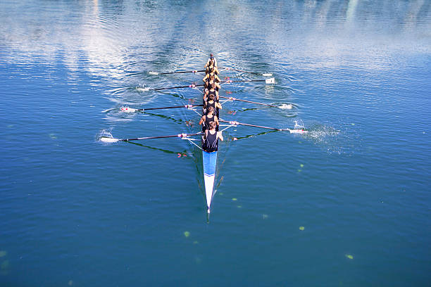 coxed-boot mit acht rudergeräte - teamsport stock-fotos und bilder