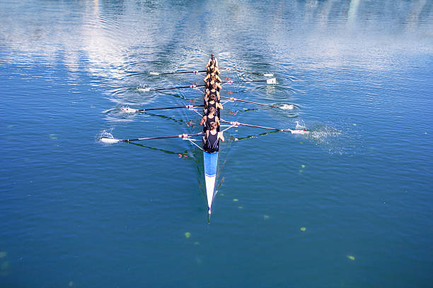barco com oito rowers com timoneiro - remando imagens e fotografias de stock