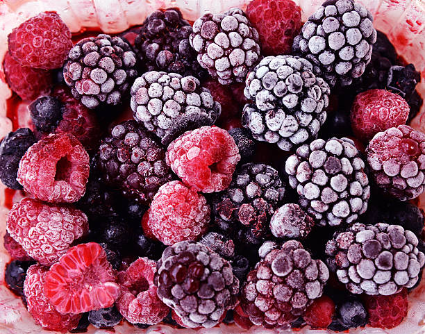 close-up di bacche di frutta mista ghiacciata - cibi surgelati foto e immagini stock