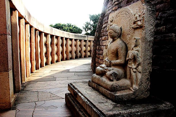 passagem interior da estupa, sanchi - stupa - fotografias e filmes do acervo