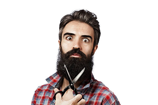amplia-eyed hombre con barba larga crazy aspecto y tijeras de retención - tupido fotografías e imágenes de stock