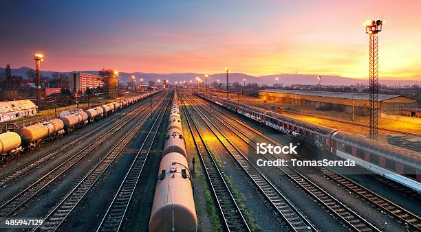 Cargo Fracht Train Bahnhof Stockfoto und mehr Bilder von Bahnfracht - Bahnfracht, Abenddämmerung, Auslieferungslager