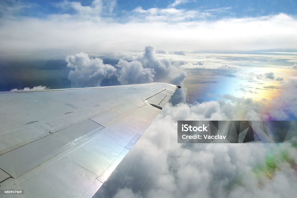 - Flügel Flugzeug fliegen über den Wolken im Himmel - Lizenzfrei Fenster Stock-Foto