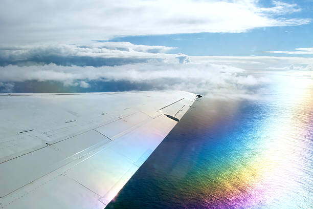 Asa de Avião a voar acima de nuvens no Céu - fotografia de stock