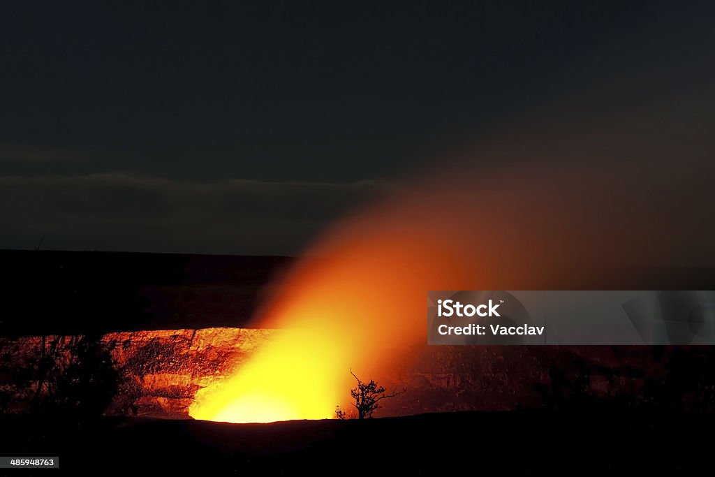 Cráter de Halemaumau para fumadores, el volcán Kilauea de volcanes de hawai - Foto de stock de Aire libre libre de derechos