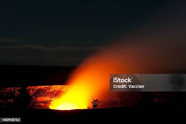 Cráter De Halemaumau Para Fumadores El Volcán Kilauea De Volcanes De Hawai Foto de stock y más banco de imágenes de Aire libre