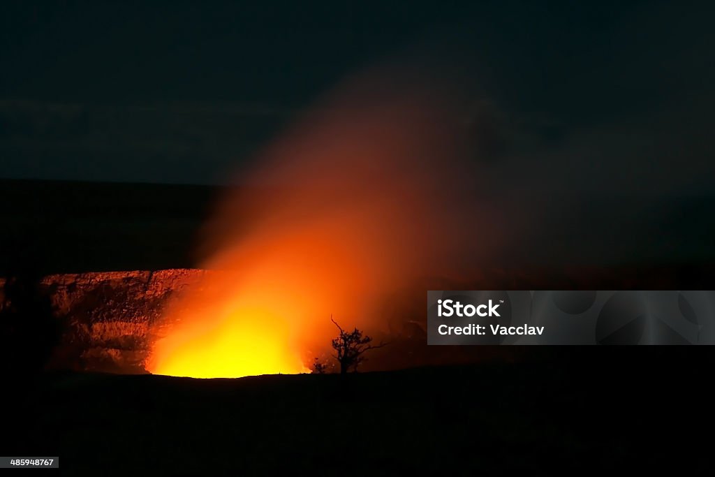 Palenie z Halemaumau Krater Wulkanu Kilauea w Wulkany Hawaii - Zbiór zdjęć royalty-free (Wulkan Mauna Loa)