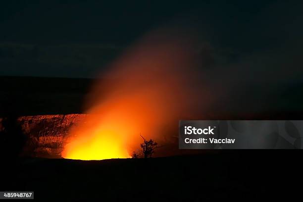 Palenie Z Halemaumau Krater Wulkanu Kilauea W Wulkany Hawaii - zdjęcia stockowe i więcej obrazów Wulkan Mauna Loa