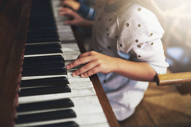pianos sperr den schlüssel zu kindheit talent - music child pianist learning stock-fotos und bilder